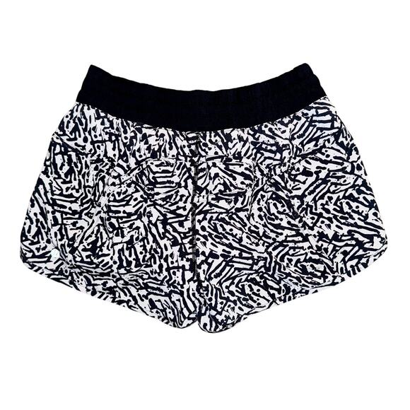 Lululemon Tracker Short III Stretch Brushed Animal Print White Black Size 8 - Picture 2 of 5